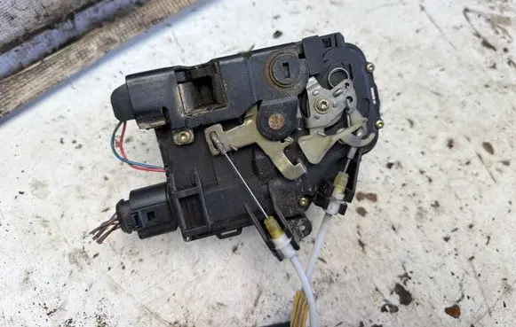 Audi A6 S6 C5 4B Rear door lock 4B0839015A