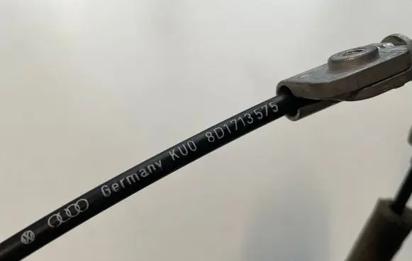 Audi A6 S6 C5 4B Gear shift cable linkage 8D1713575