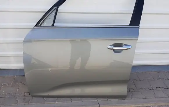 KIA Carens III Front door 