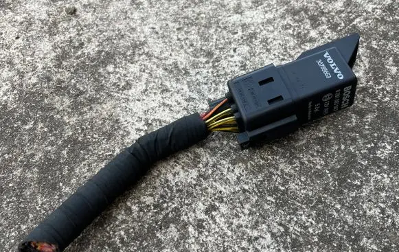 Volvo S60 Glow plug pre-heat relay 30785663 0281003047