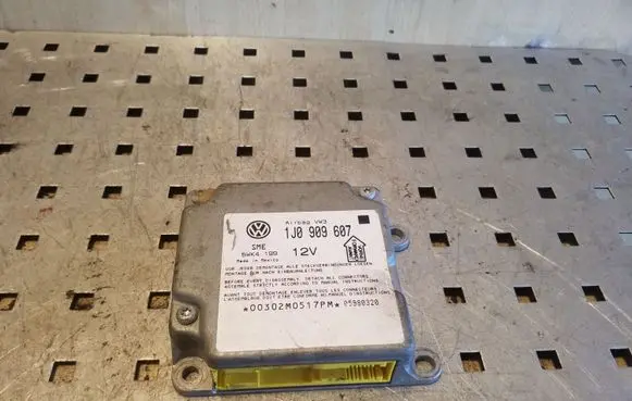 Volkswagen PASSAT B5 Airbag control unit/module 1J0909607