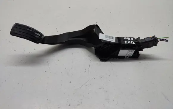 Accelerator throttle pedal