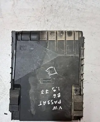 Volkswagen PASSAT B6 Fuse box cover 1K0937132F