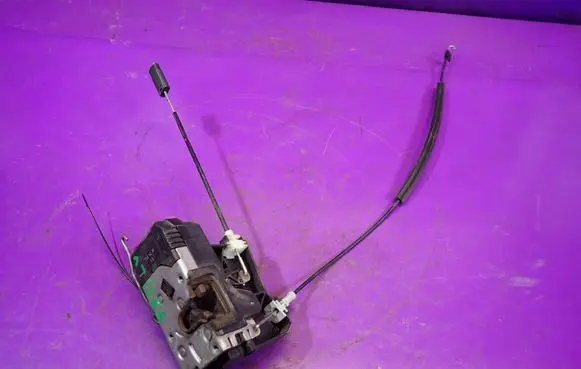 Opel Corsa D Front door lock 