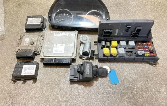 Mercedes-Benz Sprinter W906 Engine ECU kit and lock set A6519003403 A6519013502 28537659AQ2