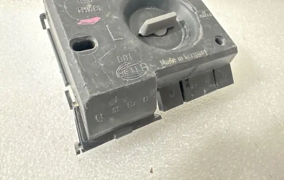 Audi 80 90 S2 B4 Tail light bulb cover holder THK81