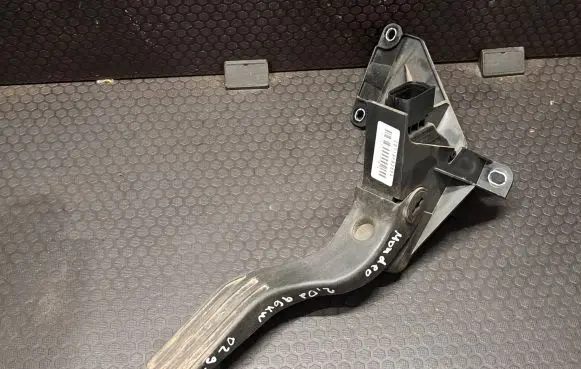 Ford Mondeo Mk III Accelerator throttle pedal 2S719F836DA