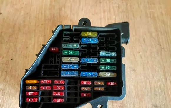 Volkswagen PASSAT B5.5 Fuse module