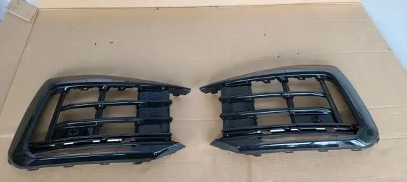Volkswagen Touareg III Front bumper upper radiator grill