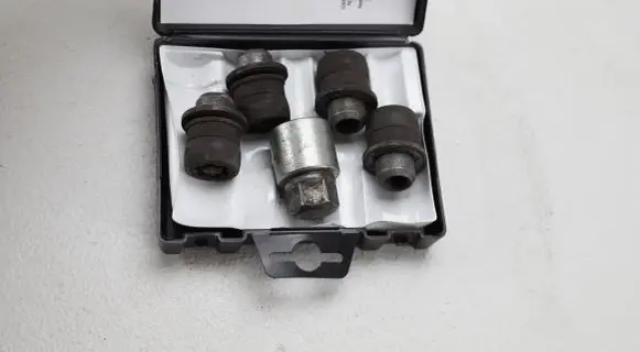 Toyota RAV 4 (XA40) Anti-theft wheel nuts and lock PZ4AKEV90600