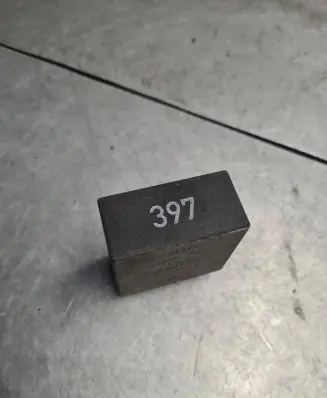 Volkswagen PASSAT B6 Other relay 8D0907701A D15502