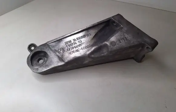 Engine mounting bracket