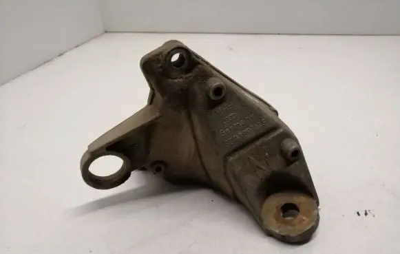 Volkswagen PASSAT B5 Engine mounting bracket 8D0399114S