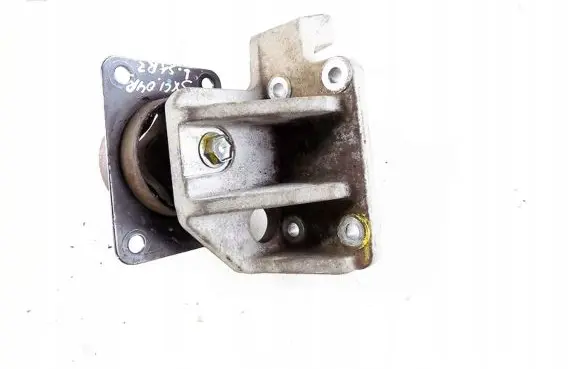 Suzuki SX4 Engine mount bracket
