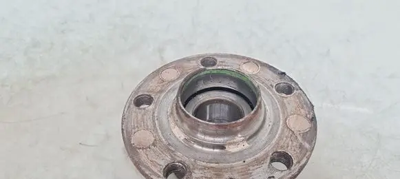 Volkswagen Touran I Rear wheel hub 