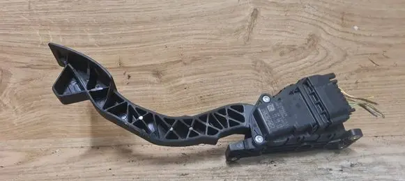 Accelerator throttle pedal