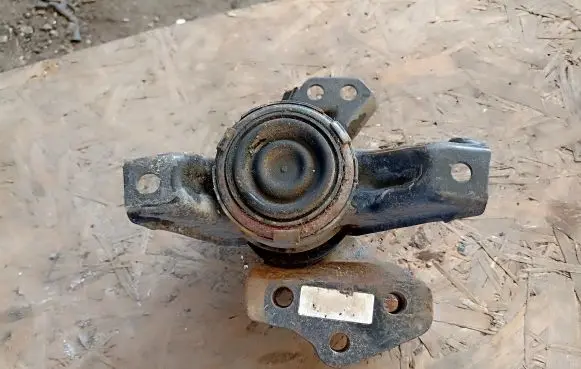 KIA Sportage Engine mount bracket 21810F1100