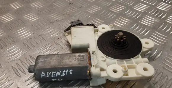 Toyota Avensis T250 Front door window regulator motor 0130822032