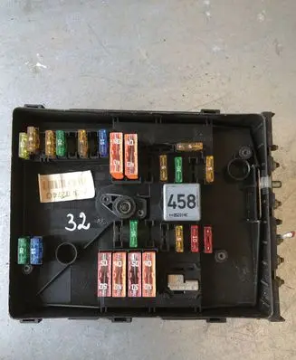 Volkswagen Golf V Fuse box set 243402740 08181410