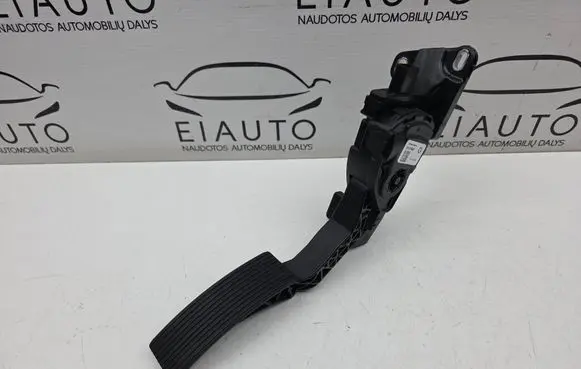 Accelerator throttle pedal