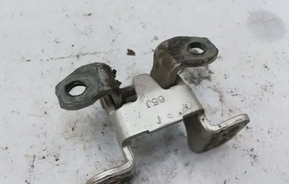 Suzuki Grand Vitara II Rear door lower hinge NOCODE