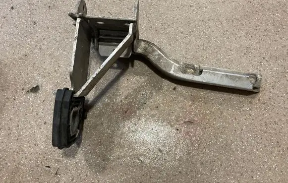 BMW 5 F10 F11 Radiator mount bracket 7186513