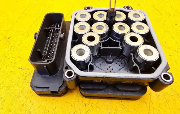 Mercedes-Benz A W176 ABS Pump A0004312600