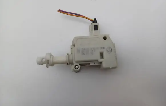 Skoda Octavia Mk1 (1U) Central locking motor 3B0959782