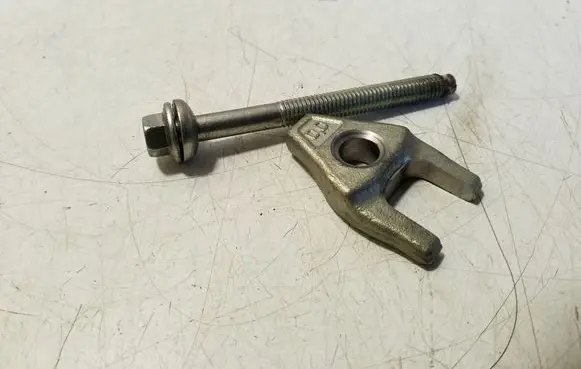 Nissan Navara D23 Fuel Injector clamp holder 