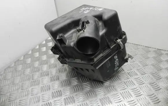 Toyota RAV 4 (XA40) Air filter box 1770126320 VD15802