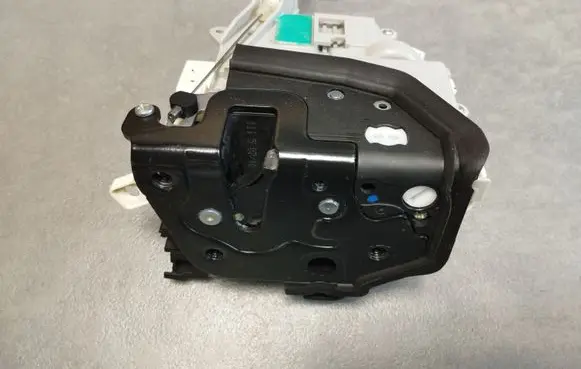 Audi A5 Sportback 8TA Front door lock 8J1837016F