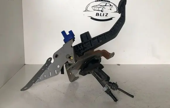 Volvo V50 Clutch pedal 4N517B633EH 30723570