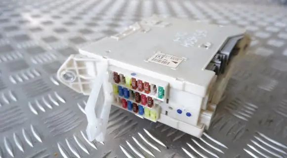 Lexus GS 300 350 430 450H Fuse module 8273030620