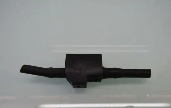 Nissan Qashqai J12 Windshield washer spray nozzle 