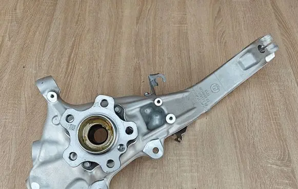 BMW X6 G06 Front wheel hub spindle knuckle 6876655 6890070