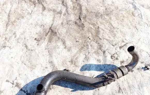 Engine coolant pipe/hose