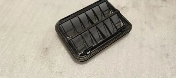 Dacia Sandero III Quarter panel pressure vent 7700838358