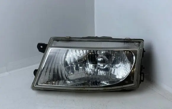 Mitsubishi Space Wagon Headlight/headlamp 11087094 12V60755