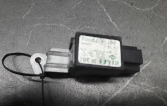 Nissan Primera Fuel pump relay 2573189970