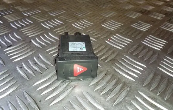 Volkswagen PASSAT B5 Hazard light switch 3B0953235C