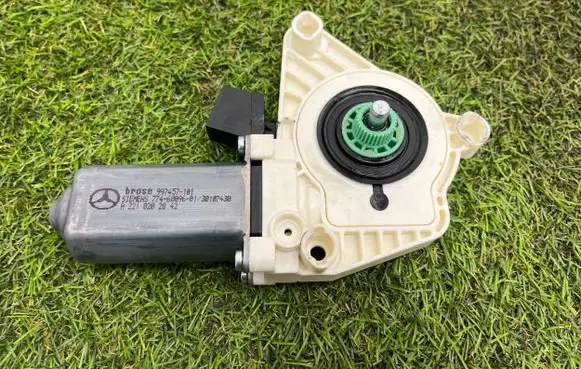 Mercedes-Benz S AMG W221 Front door window regulator motor A2218202842