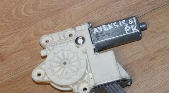 Toyota Avensis T250 Front door window regulator motor 6982005050 992045100