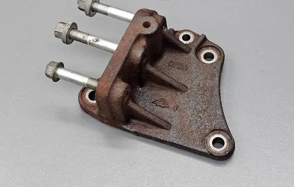 Peugeot 4007 Engine mounting bracket 