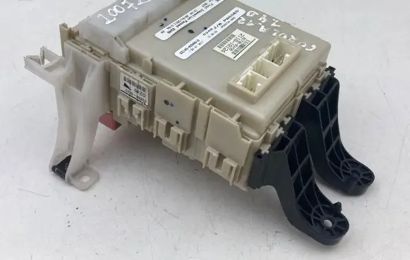 Toyota Corolla E140 E150 Fuse module 8273002V50