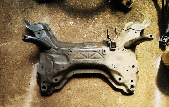 Peugeot 5008 Front subframe