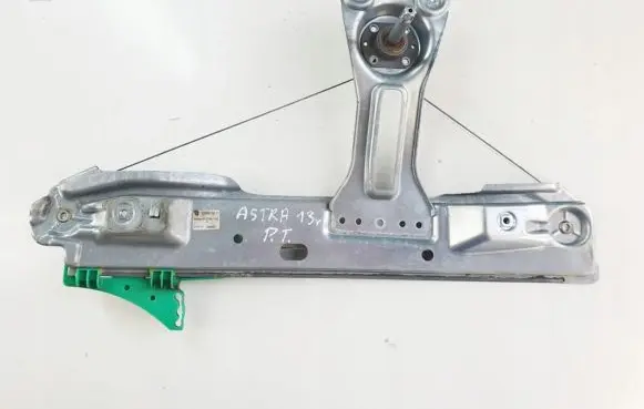 Rear door manual window regulator