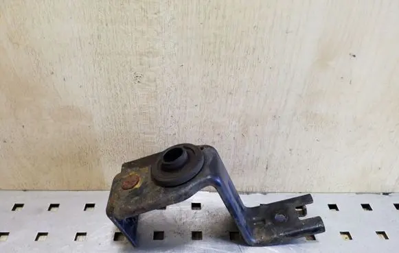 Radiator mount bracket