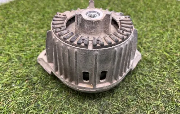 Engine mount bracket
