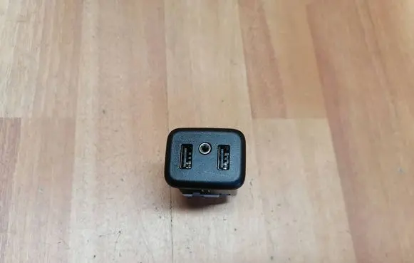 Opel Insignia B USB socket connector 13519224 YR004067YX 082620