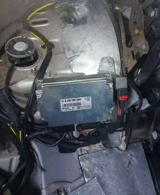 Mercedes-Benz SL R230 Battery control module A2305401045 A2305400945